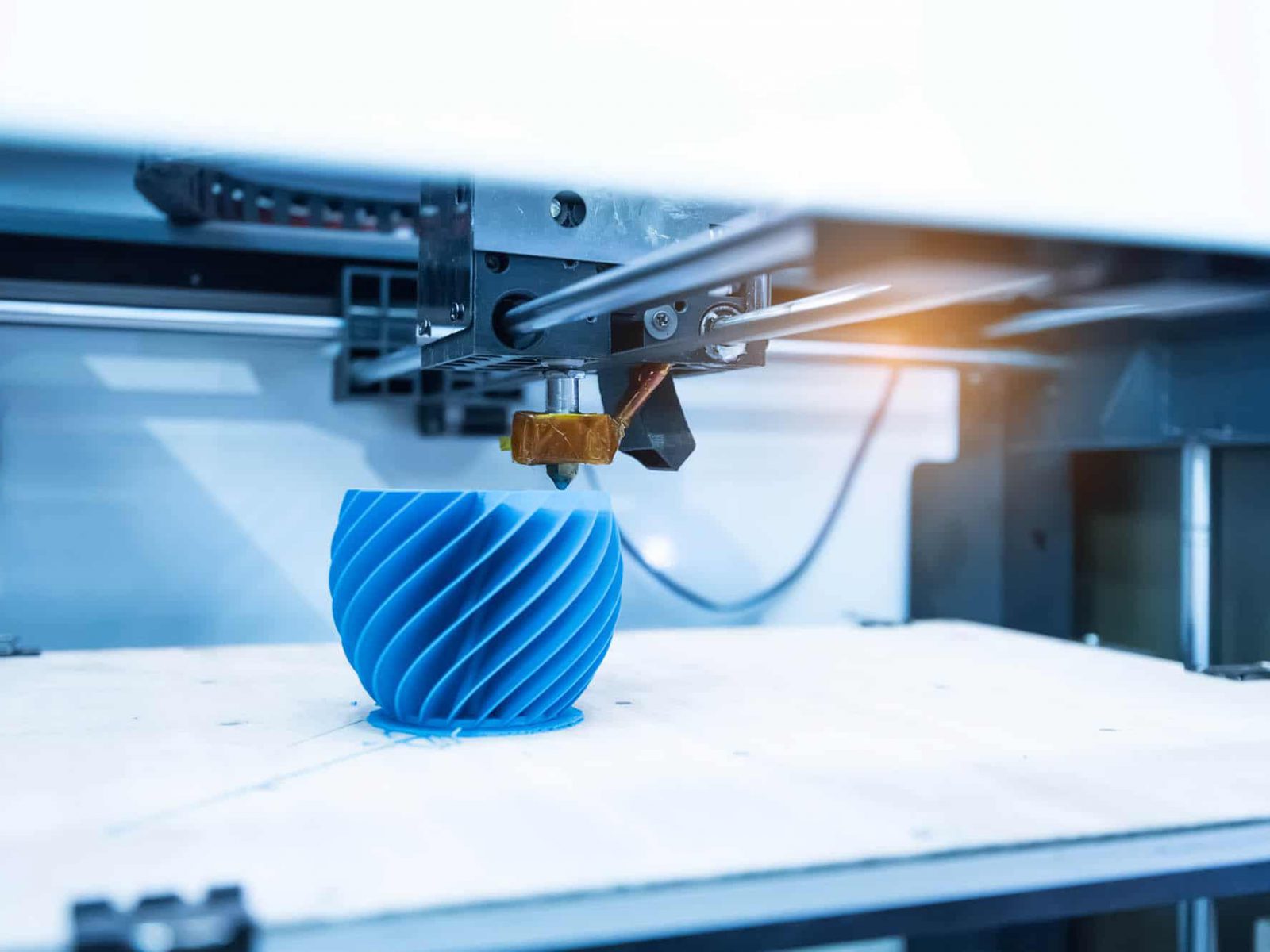 Moderner 3D-Drucker druckt Figur