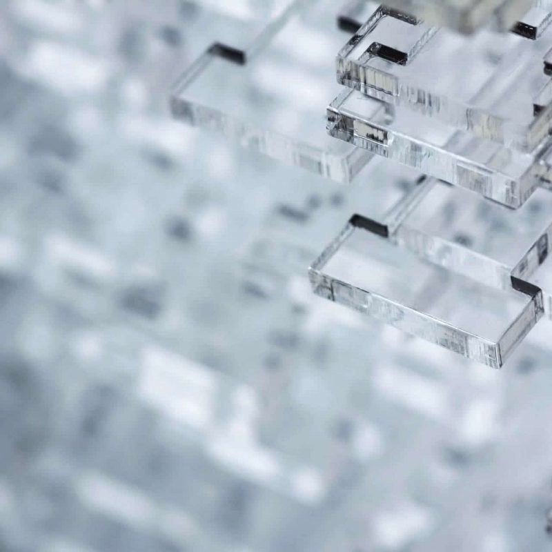 Abstrakter High-Tech-Hintergrund. Details aus transparentem Kunststoff oder Glas. Laserschneiden von Plexiglas. Abstrakter High-Tech-Hintergrund. Details aus transparentem Kunststoff oder Glas. Laserschneiden von Plexiglas.